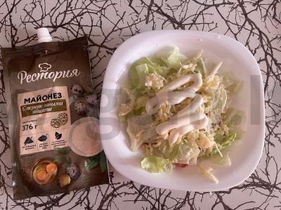 Salotos su vyšniniais pomidorais, sūriu, žolelėmis ir sausainiais Žingsnis 3