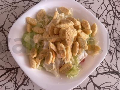 Salotos su vyšniniais pomidorais, sūriu, žolelėmis ir sausainiais Žingsnis 4