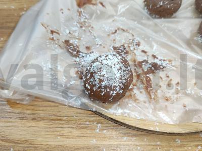 Vafliniai saldainiai šokolade su kokosų drožlėmis Žingsnis 8