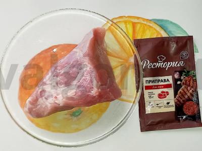 Kepta kiauliena su apelsinu ir grietine Žingsnis 1