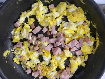 Kiaušiniai su žirniais ir dešra Žingsnis 4