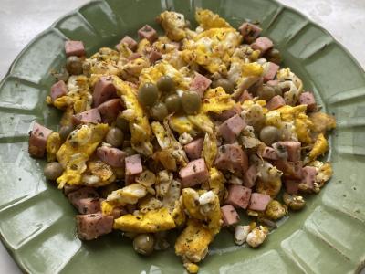 Kiaušiniai su žirniais ir dešra pagrindine nuotrauka