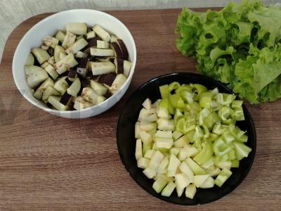 Šiltas salotas su cukinija Žingsnis 2
