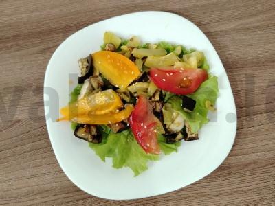 Šiltas salotas su cukinija pagrindine nuotrauka