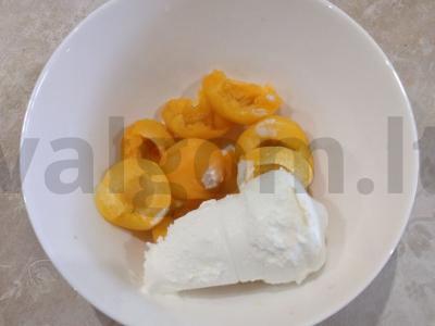 Kokteilis su pienu, ledais ir abrikosais Žingsnis 1