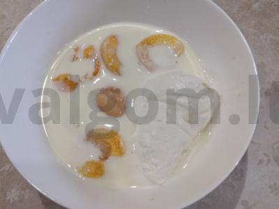 Kokteilis su pienu, ledais ir abrikosais Žingsnis 3