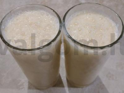 Kokteilis su pienu, ledais ir abrikosais pagrindine nuotrauka