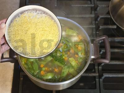 Daržovių sriuba su vištiena ir makaronais Žingsnis 8