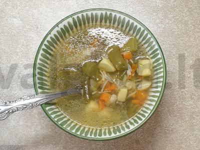 Daržovių sriuba su vištiena ir makaronais pagrindine nuotrauka