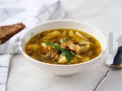 Grybų sriuba iš šampinjonų ir bulvių pagrindine nuotrauka