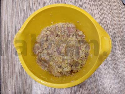 Vištienos faršo, kopūstų ir bulvių kotletai keptuvėje Žingsnis 2