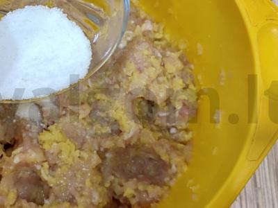 Vištienos faršo, kopūstų ir bulvių kotletai keptuvėje Žingsnis 3