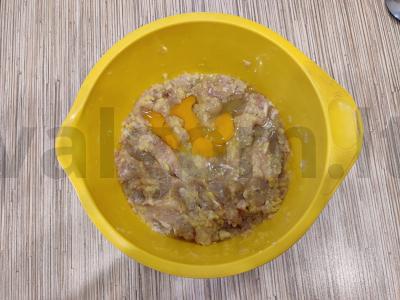 Vištienos faršo, kopūstų ir bulvių kotletai keptuvėje Žingsnis 4