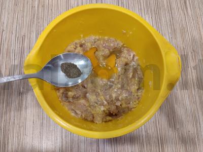 Vištienos faršo, kopūstų ir bulvių kotletai keptuvėje Žingsnis 5