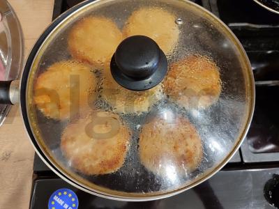 Vištienos faršo, kopūstų ir bulvių kotletai keptuvėje Žingsnis 7