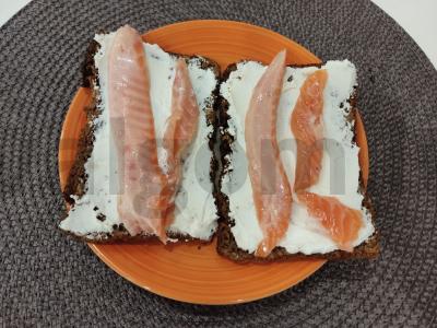 Sveikas užkandis arba sumuštinis su žuvimi Žingsnis 2