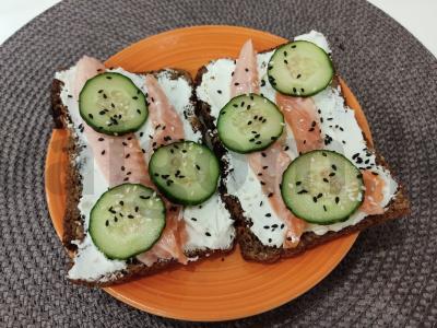 Sveikas užkandis arba sumuštinis su žuvimi pagrindine nuotrauka