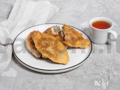 Pyragaičiai su kefyru, bulvėmis ir grybais pagrindine nuotrauka