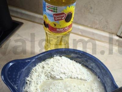 Tarkuotas pyragas su uogiene ir uogomis Žingsnis 3