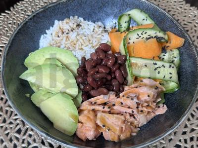 Poke dubuo su pupelėmis ir raudona žuvimi pagrindine nuotrauka