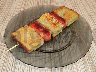 Dešrelės su ruginiu duona ant iešmelių keptuvėje pagrindine nuotrauka