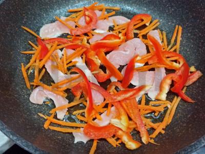 Funchosa su kalakutiena ir daržovėmis Žingsnis 1