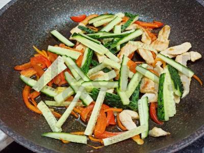 Funchosa su kalakutiena ir daržovėmis Žingsnis 2