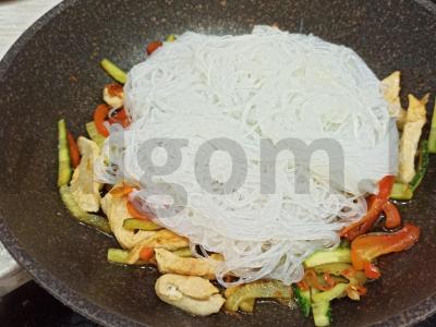 Funchosa su kalakutiena ir daržovėmis Žingsnis 4