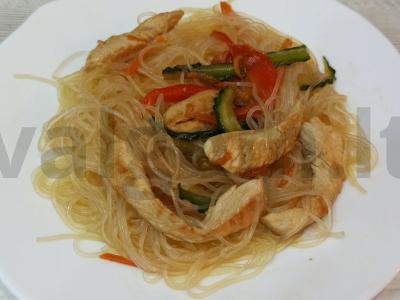 Funchosa su kalakutiena ir daržovėmis pagrindine nuotrauka