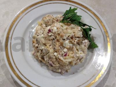 Skani salotos su konservuotomis sardinėmis ir obuoliu pagrindine nuotrauka