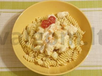 Troškintas mėsa su daržovėmis ir grietine pagrindine nuotrauka