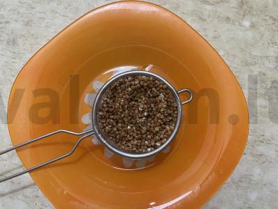 Skani grikių košė su svogūnais ir troškinta kiauliena Žingsnis 1