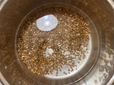 Skani grikių košė su svogūnais ir troškinta kiauliena Žingsnis 2