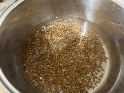 Skani grikių košė su svogūnais ir troškinta kiauliena Žingsnis 4