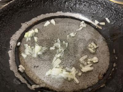 Skani grikių košė su svogūnais ir troškinta kiauliena Žingsnis 9