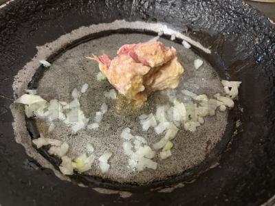 Skani grikių košė su svogūnais ir troškinta kiauliena Žingsnis 10