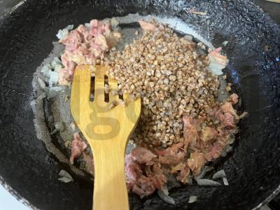 Skani grikių košė su svogūnais ir troškinta kiauliena Žingsnis 12