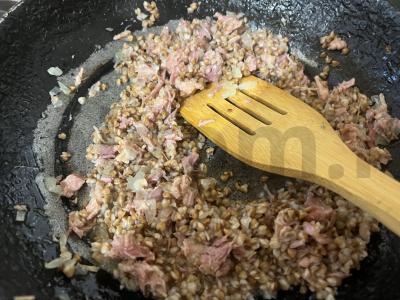 Skani grikių košė su svogūnais ir troškinta kiauliena Žingsnis 13