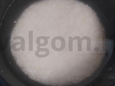 Ryžiai su morkų, kečupo ir svogūnų padažu Žingsnis 1