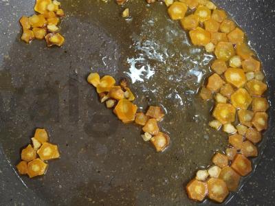 Ryžiai su morkų, kečupo ir svogūnų padažu Žingsnis 2