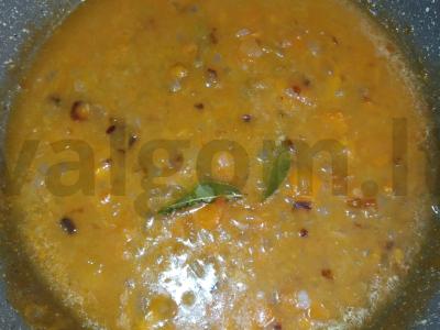 Ryžiai su morkų, kečupo ir svogūnų padažu pagrindine nuotrauka