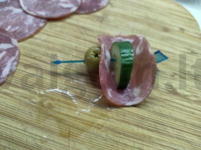 Kanapės su alyvuogėmis ir agurkais Žingsnis 3