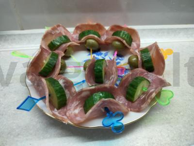 Kanapės su alyvuogėmis ir agurkais pagrindine nuotrauka