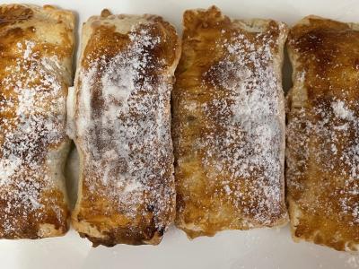 Sluoksniuotos bandelės su šermukšniu ir obuoliu pagrindine nuotrauka