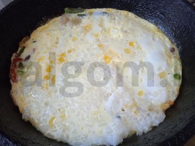 Omletas su karibų mišiniu ir ryžiais Žingsnis 4