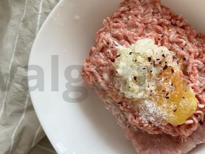 Mėsos kukuliai grietinėlės-grybų padaže Žingsnis 1