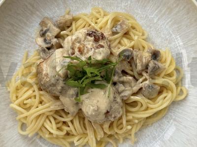 Mėsos kukuliai grietinėlės-grybų padaže pagrindine nuotrauka