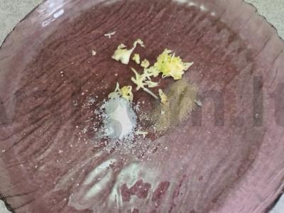 Vištienos šlaunelės marinate iš rauginto pieno, keptos su bulvių garnyru Žingsnis 1