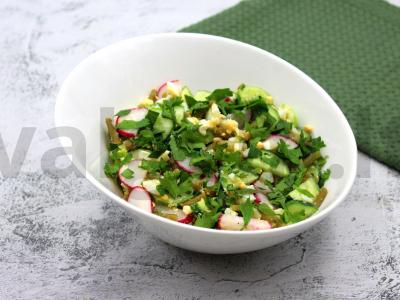 Salotas su marinuota česnakine lazdyna pagrindine nuotrauka