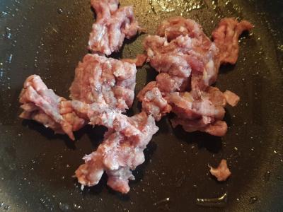 Kiaulienos faršo ir rukolos skramblys Žingsnis 1